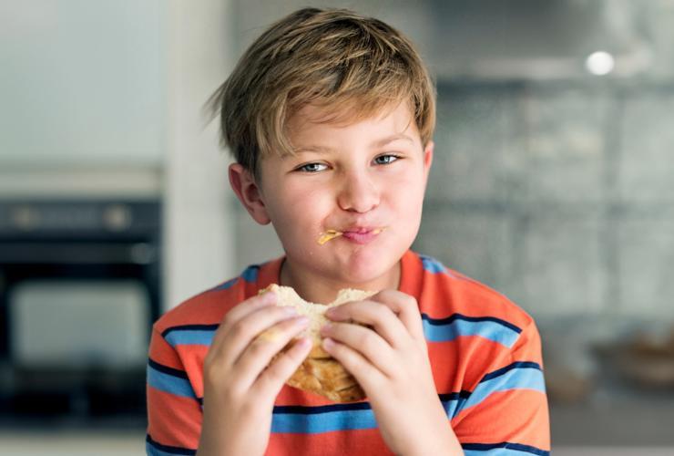 kid-eating-sandwich